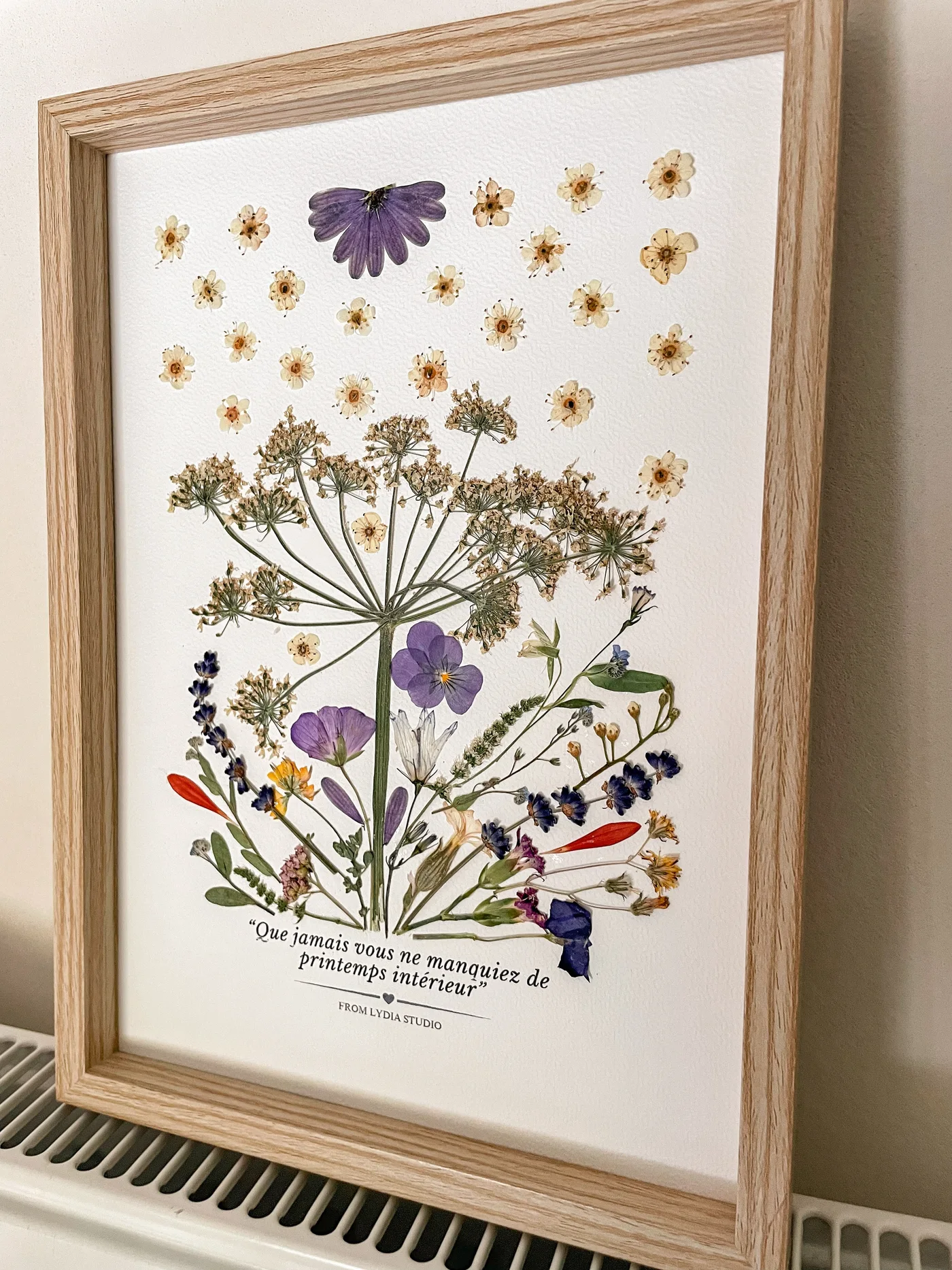 « Printemps ! », composition de fleurs pressées dans un cadre en bois clair